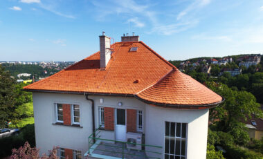 Rekonstrukce střechy Praha taška Tondach Bobrovka na šupinu kužel