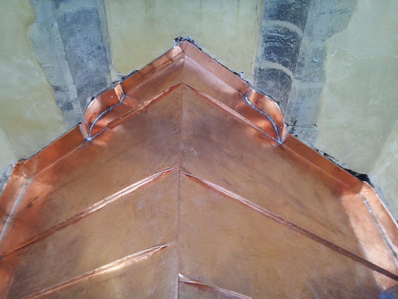 Rekonstrukce střechy Praha Měděná falcovaná střecha oplechování střechy kostela