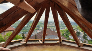 Rekonstrukce střechy Praha taška Tondach Bobrovka na šupinu kužel