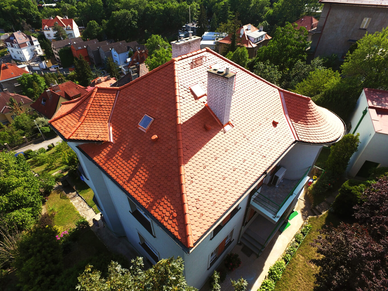 Rekonstrukce střechy Praha taška Tondach Bobrovka na šupinu kužel