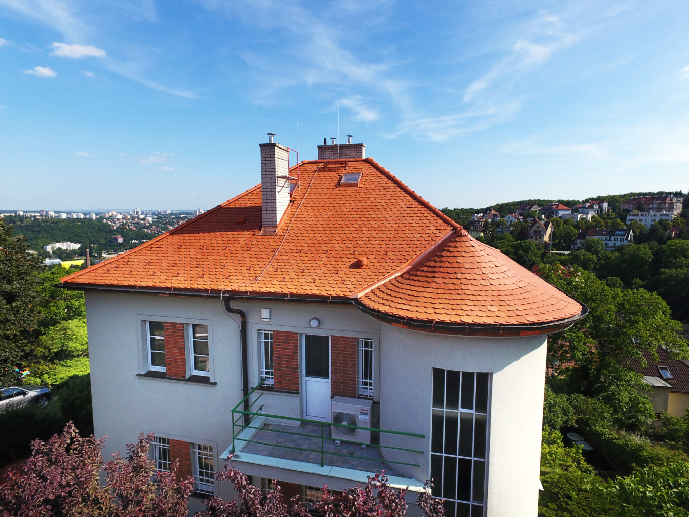 Rekonstrukce střechy Praha taška Tondach Bobrovka na šupinu kužel