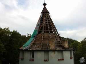 Oprava střechy historického domu rekonstrukce střechy prejza věž kužel s plna do malty