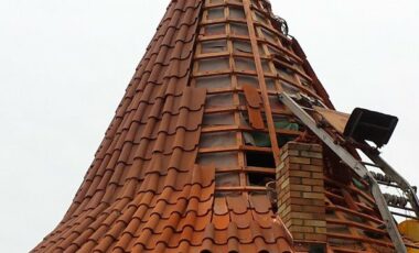 Oprava střechy historického domu rekonstrukce střechy prejza věž kužel s plna do malty