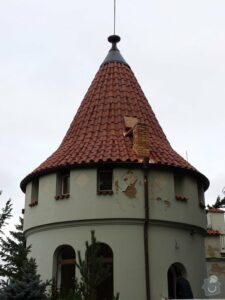 Oprava střechy historického domu rekonstrukce střechy prejza věž kužel s plna do malty