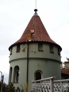 Oprava střechy historického domu rekonstrukce střechy prejza věž kužel s plna do malty